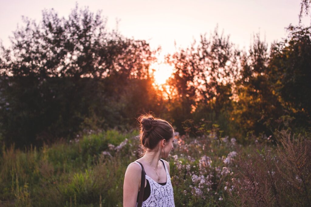 woman looking back representing the desire not to be a hypocrite